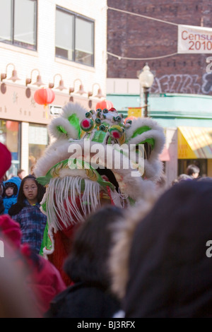 Wushi. Célébration du Nouvel An chinois. Lu Bei Lion grogne pour effrayer les démons dans Chinatown. Banque D'Images