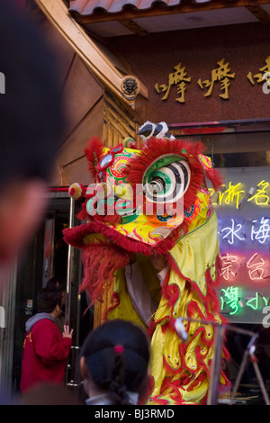 Wushi. Célébration du Nouvel An chinois. Lu Bei des danses de lion dans le Chinatown de Boston. Banque D'Images