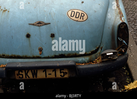 Détail d'un rusty Wartburg 312 location de standing en bordure de la rue dans un quartier de Berlin de l'Est. Un autocollant avec les lettres de DDR. Banque D'Images