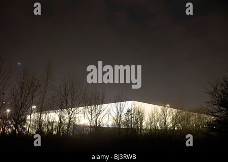 Un gigantesque entrepôt générique s'allume à la lumière ambiante à l'entrepôt DIRFT parc logistique de Daventry. Banque D'Images