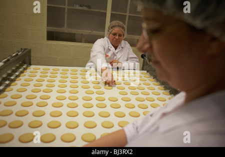 Employé de Biscuits Bahlsen sortes au moyen de sous-produit standard de rangées de sûrement et fraîchement produit des biscuits. Banque D'Images