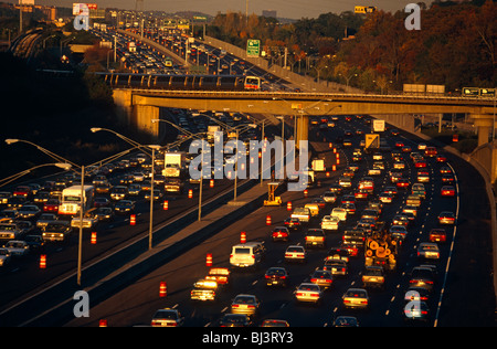 Après-midi la circulation aux heures de pointe, près de la jonction de la 400 à Buckhead, Atlanta et l'autoroute 401. Banque D'Images