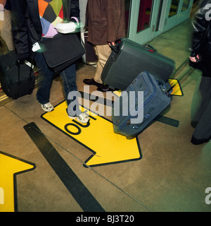 Les passagers de l'air sortir et entrer un train de transit à l'aéroport O'Hare de Chicago, Illinois USA. Banque D'Images