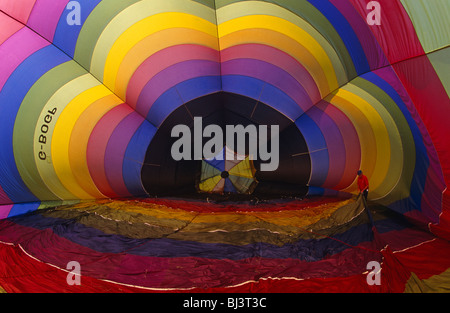 Un ballon à air chaud est partiellement gonflé avant le vol à Longleat Estate, Warminster, Angleterre. Banque D'Images