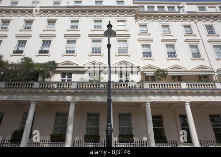 Colonnes corinthiennes et couverts des portes de décoration classique et exclusif propriétés, le célèbre quartier de Belgravia Square Eaton Banque D'Images