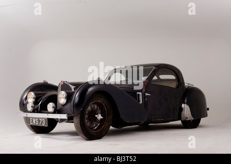 Un 1937 Bugatti Type 57s Atalante voiture de sport, touché depuis 50 ans, présenté pour la première fois devant une vente aux enchères Bonhams. Banque D'Images