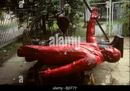 Deux statues de ferraille de l'ère communiste a renversé le long avec la chute de l'état socialiste hongrois en mars 1990. Banque D'Images