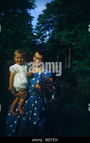 Le portrait d'une mère dans sa 41e année a été rassembler heather en poignées et peut contenir jusqu'à son jeune enfant. Banque D'Images