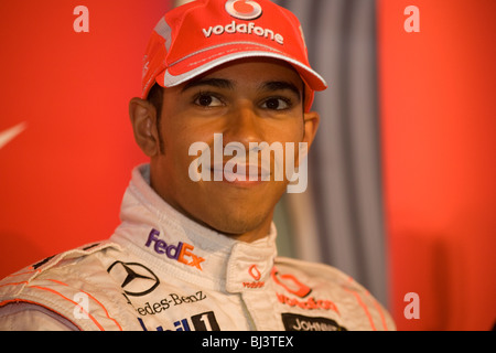 Couvert de logos et marques commerciales, pilote de Formule 1 Lewis Hamilton participe à une conférence de presse au Salon aéronautique de Farnborough. Banque D'Images