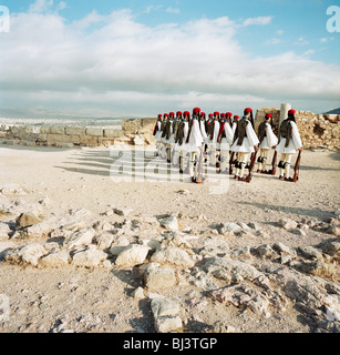 Cérémonie de l'élite des soldats qui Proedriki Froura ou Evzones (Garde Présidentielle), défilé sur la colline de l'Acropole, Athènes. Banque D'Images