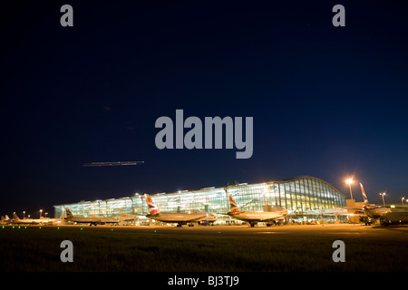 Légère trace de soir de météore dans le ciel, une large vue extérieure de l'aéroport d'Heathrow Terminal 5. Banque D'Images