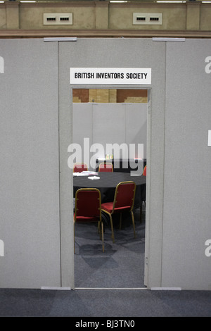 Entrée d'une société d'inventeurs britanniques vacants (BIS) à leur stand à la foire des inventeurs de l'Alexandra Palace. Banque D'Images