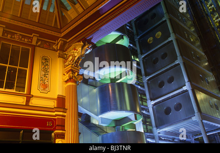 Vieux Leadenhall Market et les courts de l'extérieur de l'architecte britannique Sir Richard Rogers' bâtiment de la Lloyds. Banque D'Images