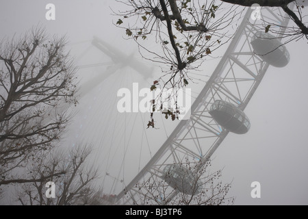 Tôt le matin, le brouillard enveloppe la grande roue London Eye à partir de la rive sud. Banque D'Images