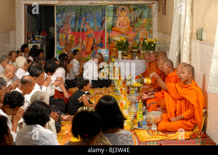 Cérémonie funéraire bouddhiste dans une famille riche, Phnom Penh, Cambodge Banque D'Images