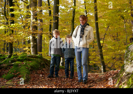 Femme avec les enfants dans la forêt, St Margarethen, Reifnitz, montagne Pyramidenkogel, Carinthie, Autriche, Europe Banque D'Images