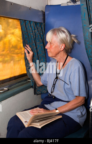 L'Inde, les voyages en train touristique, à la fenêtre de deuxième classe à l'air conditionné à deux niveaux (2A) habitacle Banque D'Images