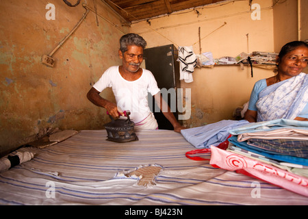 L'Inde, le Kerala, Calicut, Kozhikode, Kuttichira Halwa, Bazar, old man ironing clothes Banque D'Images