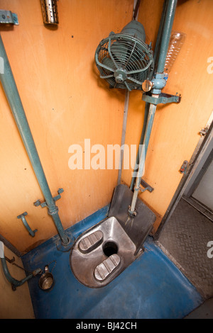 L'Inde, les voyages en train, l'indienne toilettes squat de deuxième classe air conditionné à deux niveaux (2A) habitacle Banque D'Images