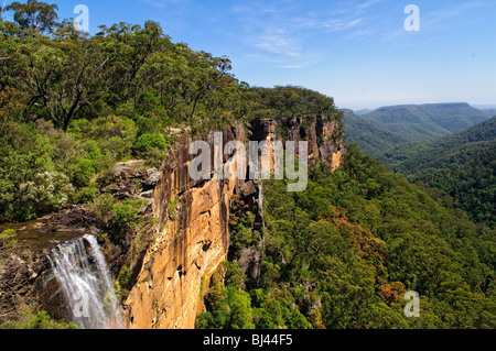 KANGAROO VALLEY, Australie — Fitzroy Falls tombe en cascade de façon spectaculaire sur une falaise abrupte dans le parc national de Morton. La puissante cascade plonge dans une gorge luxuriante et boisée, mettant en valeur la beauté naturelle de la région des Highlands du Sud. Banque D'Images