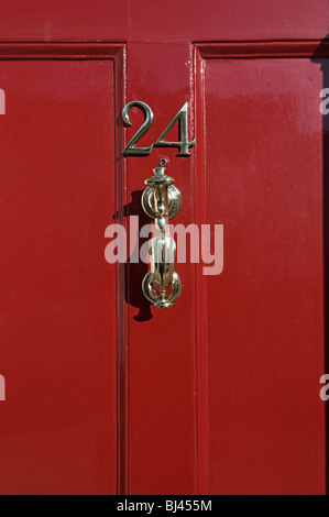 Heurtoir de porte en bois rouge avec le numéro 24 sur Banque D'Images