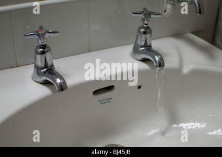 L'eau courante dans lavabo/évier avec eau chaude et froide robinets pour se laver les mains Banque D'Images