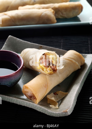 Deep Fried egg rolls chinois Banque D'Images