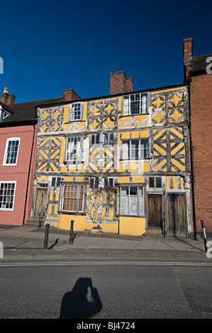 Une maison à colombages de style tudor jaune dans la région de Ludlow shropshire Banque D'Images