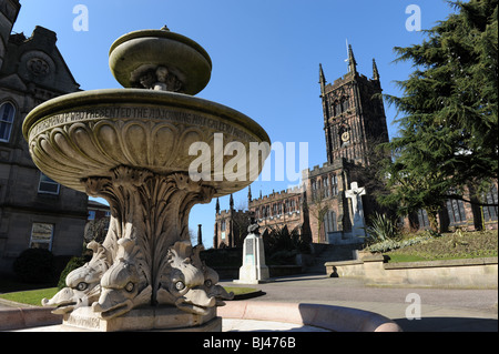 St Peters Church et jardins Wolverhampton England Uk Banque D'Images