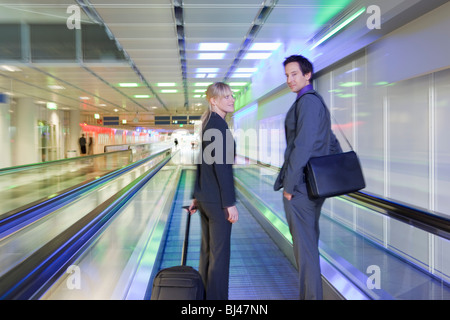 Couple d'affaires sur la courroie du convoyeur Banque D'Images