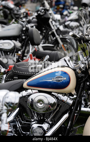 Rangées de vélos garés à un rallye moto Harley Davidson en Weston-Super-Mare UK Banque D'Images