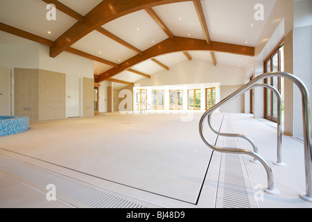 Piscine dans une maison qui a un sol en carrelage hydraulique. Banque D'Images