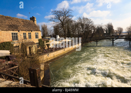 Le Trout Inn sur la Tamise à Wolvercote, avec de l'eau turbulente qui coule à travers le barrage, Oxford, Oxfordshire Banque D'Images