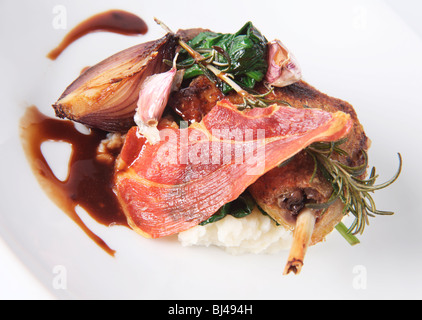 Confit de canard sur un lit de purée d'Ail Banque D'Images