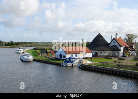 Le Bridge Inn, acle, Norfolk, Angleterre et rivière Bure Banque D'Images