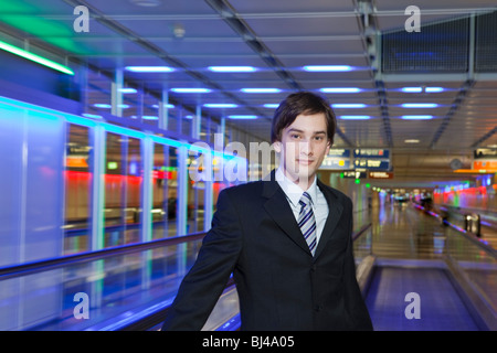 Jeune homme d'affaires à l'aéroport Banque D'Images