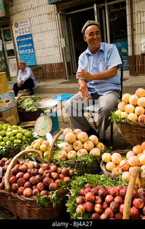 Vendeur de fruits de Kashgar. Banque D'Images