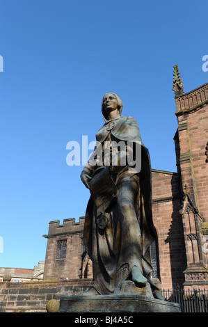 Statue de Lady Red House et Eglise St Pierre à Wolverhampton England Uk Banque D'Images