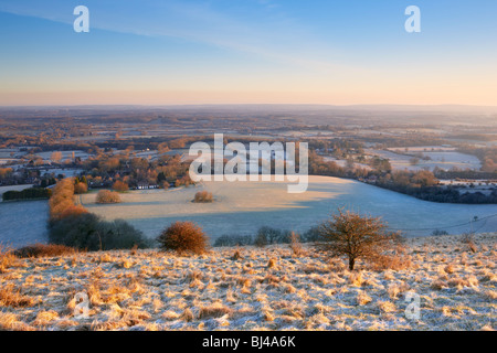 Vers le nord à la recherche d'un printemps froid matin du sommet de Ditchling Beacon South Downs Banque D'Images