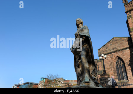 Statue de Lady Red House et Eglise St Pierre à Wolverhampton England Uk Banque D'Images