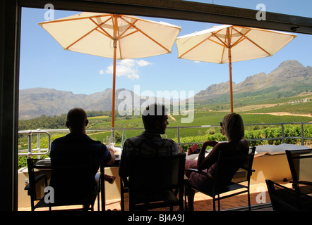 Table pour trois donnant sur vignes sur les pentes de la montagne Helderberg près de Stellenbosch en Afrique du Sud s Banque D'Images