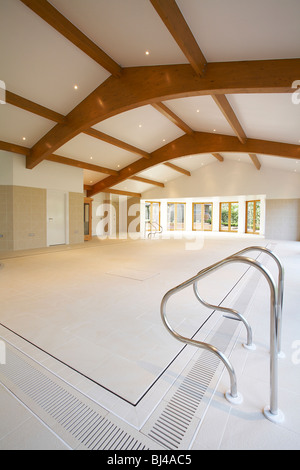 Piscine dans une maison qui a un sol en carrelage hydraulique. Banque D'Images