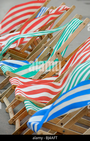 Chaises de pont par la digue à Weston-Super-Mare, Somerset UK Banque D'Images