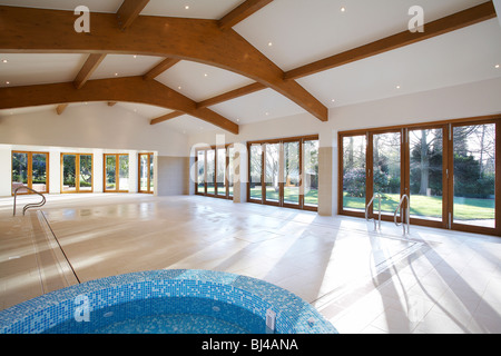 Piscine dans une maison qui a un sol en carrelage hydraulique. Banque D'Images