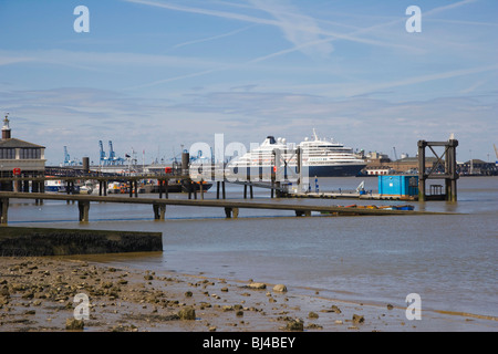 Rivière avec terrasse Royal Pier et Tilbury, Londres, le terminal de croisière, Gravesend, Kent, Angleterre, Royaume-Uni, Europe Banque D'Images