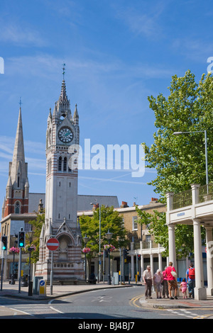 Milton Road avec la Ville, tour de l'horloge, Gravesend, Kent, Angleterre, Royaume-Uni, Europe Banque D'Images