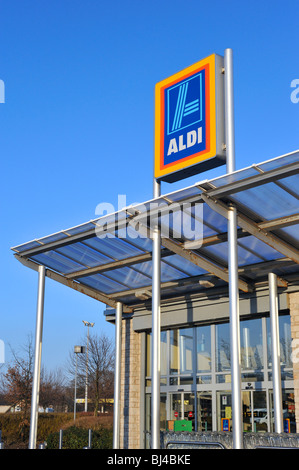 Supermarché ALDI, logo. Le vieux Showground, Kendal, Cumbria, Angleterre, Royaume-Uni, Europe. Banque D'Images