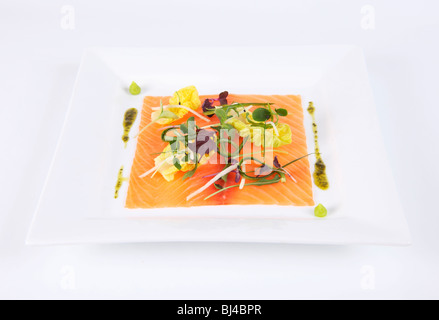 Style Sashimi Saumon fumé avec Wasabi Banque D'Images