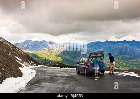 Famille et voiture sur un voyage au sommet du col de la Bonette road, Alpes Maritimes, France Banque D'Images