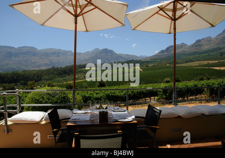 Table pour deux avec vue sur vignes sur les pentes de la montagne Helderberg près de Stellenbosch en Afrique du Sud s Banque D'Images